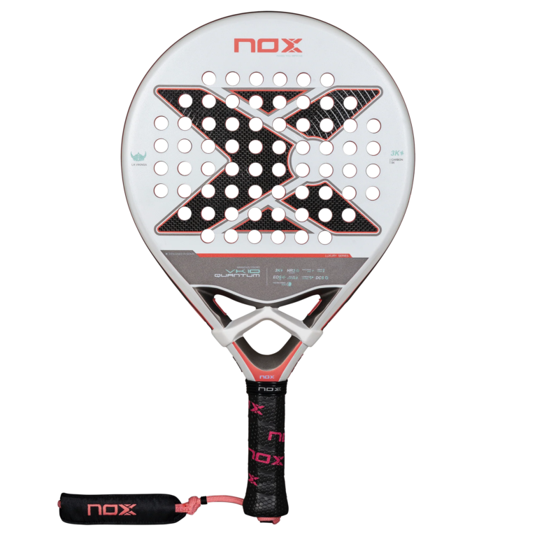 Der NOX VK10 QUANTUM 3K Padelschläger von Aranzazu Osoro verfügt über einen runden Kopf mit auffälligen schwarz-roten Grafiken und zahlreichen Löchern. Er hat einen gepolsterten Griff mit „Nox“-Branding und ist mit einem sicheren Sicherheitsgurt ausgestattet, der Höchstleistungen auf dem Platz gewährleistet.