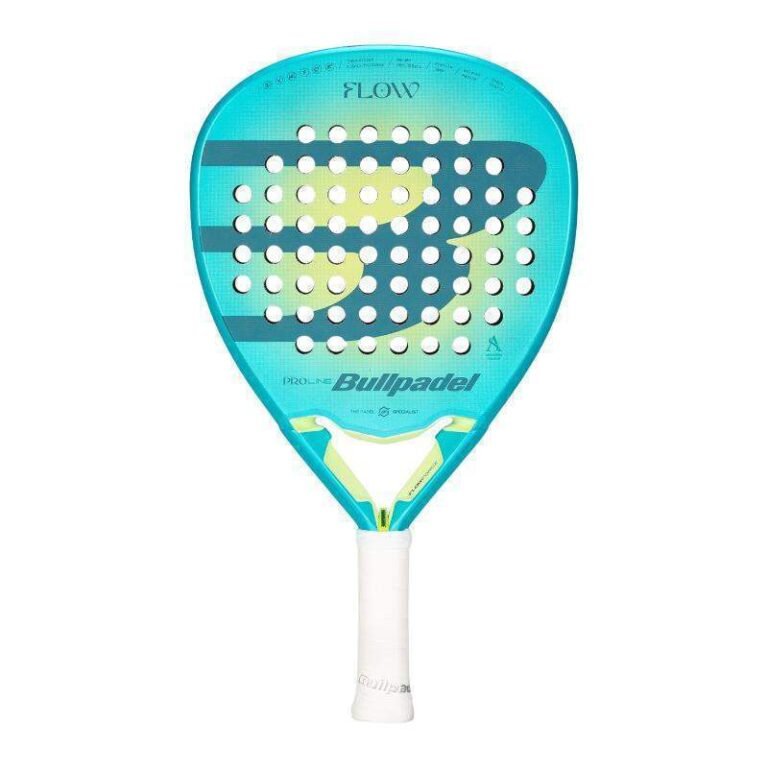 Der Bullpadel Vertex 04 W 2025 Padelschläger ist ein türkis-gelber Padelschläger mit kreisförmig perforierter Schlagfläche und weißem Griff. Er ist stilvoll mit den Marken „Flow“ und „Bullpadel“ versehen und bietet sowohl Eleganz als auch Leistung auf dem Platz.