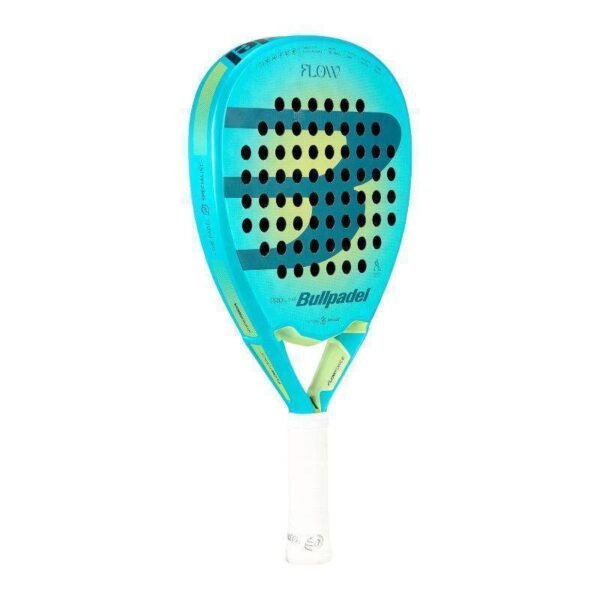 Der Padelschläger Bullpadel Vertex 04 W 2025 mit seinem auffälligen blau-gelben Design zeigt auf seinem tropfenförmigen Kopf ein großes „B“-Logo und verfügt über einen bequemen weißen Griff für verbessertes Gameplay.