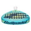 Der Bullpadel Vertex 04 W 2025 Padelschläger besticht durch ein leuchtendes blau-gelbes Design mit der auffälligen Aufschrift „Bullpadel“ an der Unterseite. Er verfügt über eine perforierte Oberfläche und enthält ein weißes Griffband für sicheren Halt beim Spielen.