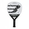 Wir präsentieren den Bullpadel Vertex 04 W 2025 Padelschläger in einem anspruchsvollen schwarz-weißen Design. Dieser Paddelschläger ist mit mehreren runden Löchern und einem strukturierten Griff ausgestattet, was für ein hohes Maß an Spielbarkeit sorgt. Das markante Bullpadel-Logo ziert prominent sowohl die Vorderseite als auch den Griff.