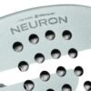 Eine Nahaufnahme der Oberfläche des Padelschlägers zeigt ein gepunktetes Design und den Aufdruck „The Padel Specialist NEURON“, während der Bullpadel Vertex 04 W 2025 Padelschläger über große kreisförmige Perforationen für verbesserte Leistung verfügt.