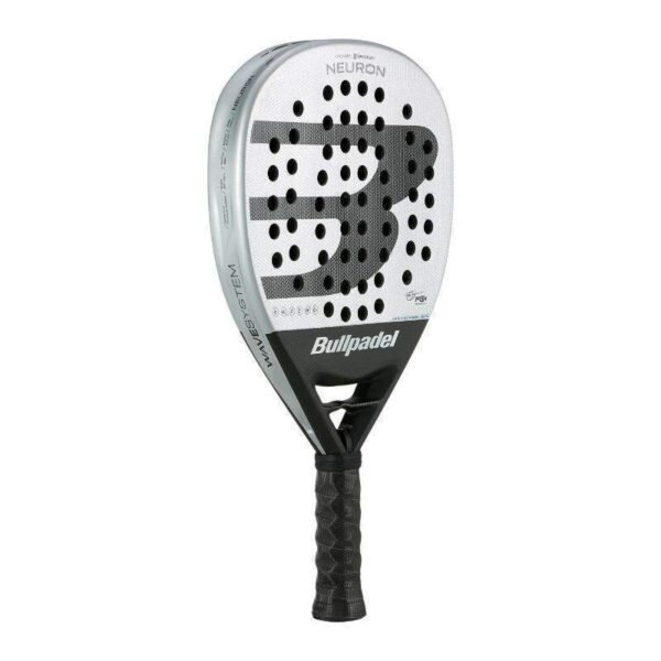 Wir präsentieren den Bullpadel Vertex 04 W 2025 Padelschläger in stilvollem weiß-schwarzem Design mit dem unverwechselbaren Bullpadel-Logo. Die Oberfläche weist ein spezielles Lochmuster auf, während der Griff mit einem bequemen schwarzen Griffband umwickelt ist. Ideal, um Stil und Leistung auf dem Platz zu kombinieren.