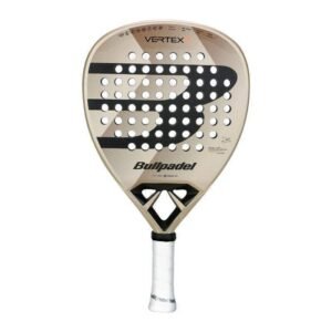 Der Bullpadel Vertex 04 W 2025 Padelschläger besticht durch eine stilvolle Kombination aus Beige und Schwarz, mit einem perforierten Design und einem eleganten weißen Griff, was ihn ideal für Paddel-Enthusiasten macht.