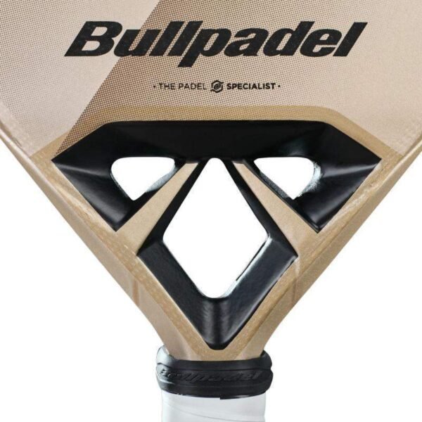 Nahaufnahme eines Bullpadel Vertex 04 W 2025 Padelschlägers, der das dreieckige Design über dem Griff hervorhebt. Der Schläger ist in Beige und Schwarz gehalten und unter dem Markennamen Bullpadel steht „The Padel Specialist“.