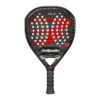 Der Bullpadel XPLO 2025 Padelschläger besticht durch eine edle schwarz-rote Carbonfaser-Optik, hervorgehoben durch den „3DGRIP“-Schriftzug. Der tiefschwarze Griff mit Lochmuster garantiert sicheren Halt bei jedem Match.