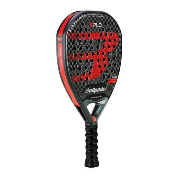 Wir präsentieren den Bullpadel XPLO 2025 Padelschläger im stylischen schwarz-roten Design. Dieser Padelschläger trägt auf seiner Oberfläche ein auffälliges BP-Logo und verfügt über einen strukturierten Griff für bessere Kontrolle.