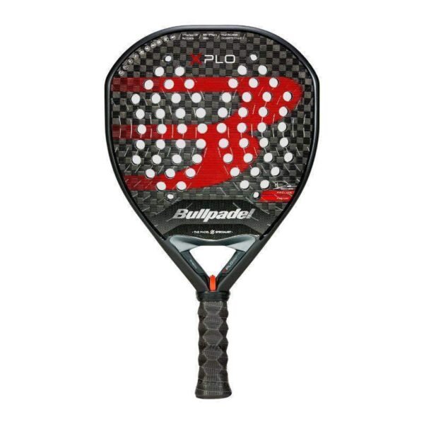 Der Bullpadel XPLO 2025 Padelschläger besticht durch eine edle schwarz-rote Carbonfaser-Optik, hervorgehoben durch den „3DGRIP“-Schriftzug. Der tiefschwarze Griff mit Lochmuster garantiert sicheren Halt bei jedem Match.