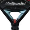 Nahaufnahme eines Bullpadel Vertex 04 2025 Padelschläger-Schlägers, der das Logo und den Text „The Padel Specialist“ hervorhebt. Der Griff weist ein rot-schwarzes Design mit sichtbaren Nähten und einem dreieckigen Abschnitt auf, der mit dem Schlägerkopf verbunden ist, ideal für jeden Padel-Enthusiasten.