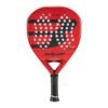 Der Bullpadel XPLO Comfort 2025 Padelschläger präsentiert sich in einem auffälligen roten Design mit schwarzem Griff und verfügt über das ikonische „B“-Logo sowie den „Bullpadel“-Schriftzug. Seine Schlagfläche ist mit strategisch platzierten Löchern versehen, was ihn perfekt zur Verbesserung Ihres Spiels macht.