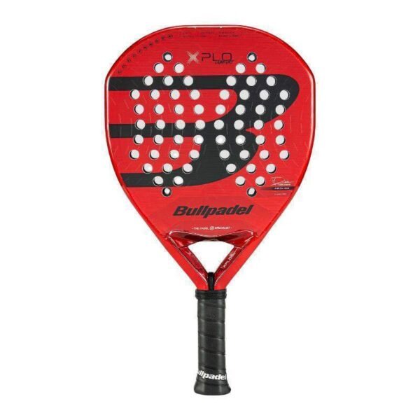 Der Bullpadel XPLO Comfort 2025 Padelschläger präsentiert sich in einem auffälligen roten Design mit schwarzem Griff und verfügt über das ikonische „B“-Logo sowie den „Bullpadel“-Schriftzug. Seine Schlagfläche ist mit strategisch platzierten Löchern versehen, was ihn perfekt zur Verbesserung Ihres Spiels macht.