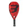 Der Bullpadel XPLO Comfort 2025 Padelschläger ist ein roter Padelschläger, der das Bullpadel-Logo prominent zur Schau stellt, ergänzt durch stilvolle schwarze Designakzente. Seine perforierte Oberfläche verbessert die Aerodynamik und der Griff ist mit schwarzem Griffband überzogen, um maximalen Komfort zu gewährleisten.