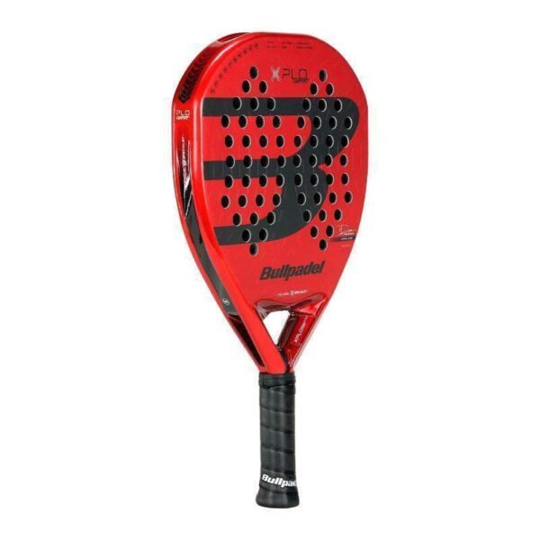 Der Bullpadel XPLO Comfort 2025 Padelschläger ist ein roter Padelschläger, der das Bullpadel-Logo prominent zur Schau stellt, ergänzt durch stilvolle schwarze Designakzente. Seine perforierte Oberfläche verbessert die Aerodynamik und der Griff ist mit schwarzem Griffband überzogen, um maximalen Komfort zu gewährleisten.