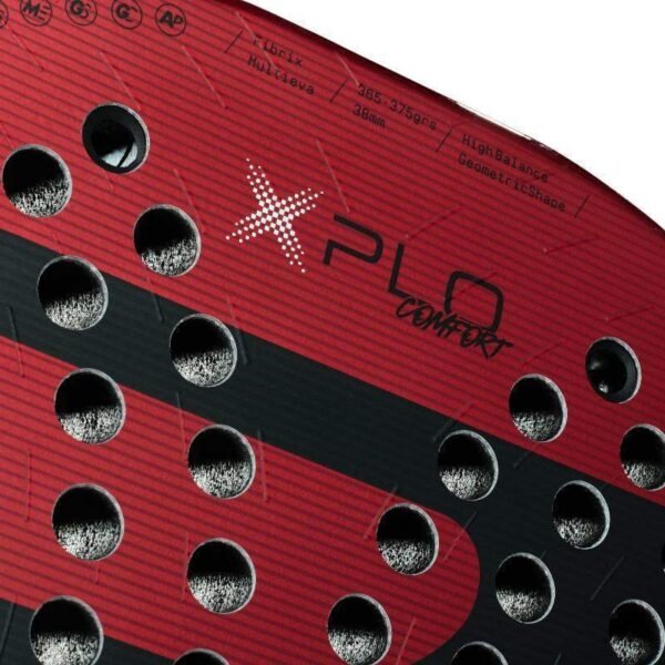 Nahaufnahme des Padelschlägers Bullpadel XPLO Comfort 2025 in Rot und Schwarz mit mehreren kreisförmigen Löchern und dem Text „XPLOR Comfort“, „High Balance“ sowie Angaben wie „365–375 g“ und einer Dicke von „38 mm“.