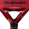 Nahaufnahme eines roten Padelschlägers Bullpadel XPLO Comfort 2025 mit dem Text „The Padel Specialist“ und „XPLO Comfort 2025“ in der Nähe des Griffs und einem strukturierten Oberflächendesign.