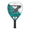 Der Bullpadel Hack 04 2025 Padelschläger in Grün und Schwarz besticht durch seine stylische perforierte Schlagfläche, die mit Branding und Logos verziert ist. Der Griff verfügt über einen komfortablen schwarzen Grip, der optimale Kontrolle gewährleistet.