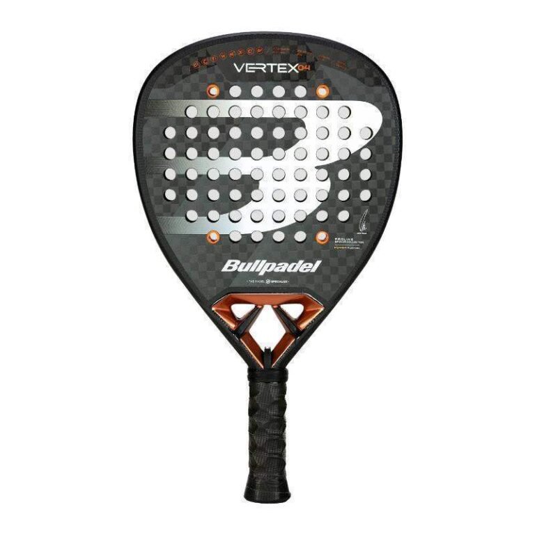 Der Bullpadel Vertex 04 2025 Padelschläger ist ein stylischer schwarz-orangefarbener Schläger für Padel, der eine perforierte Oberfläche und ein strukturiertes Finish aufweist. Die Marke „Vertex“ und der Modellname sind auf dem oberen Teil deutlich zu sehen, während der Griff mit robustem schwarzem Griffband ausgestattet ist.