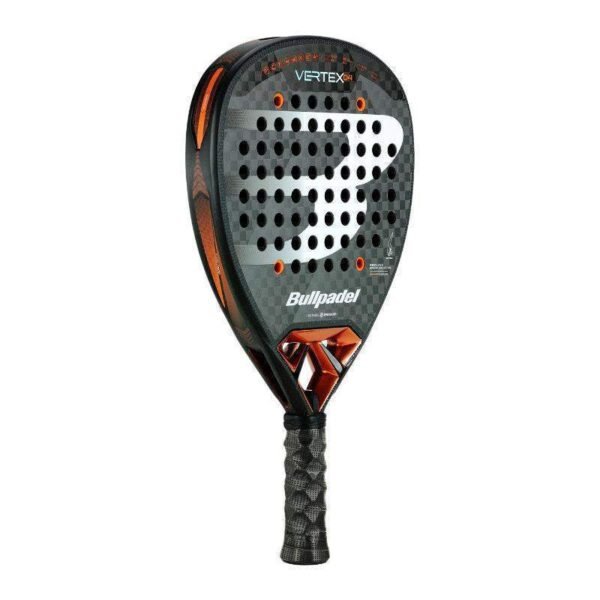 Wir präsentieren den Bullpadel Vertex 04 2025 Padelschläger in elegantem schwarz-orangefarbenem Design. Seine Oberfläche ist mit perforierten kreisförmigen Löchern für verbesserte Aerodynamik ausgestattet und der Griff ist mit einem strukturierten Griff für überlegene Kontrolle ausgestattet.