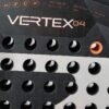 Nahaufnahme eines Bullpadel Vertex 04 2025 Padelschlägers, der schwarze runde Löcher auf einer glatten grauen Oberfläche hervorhebt. Der Text „VERTEX 04“ ist neben Merkmalen wie „XTCarbon12k“, Gewichtsbereich „365-375grs“, Dicke „38mm“ und „Balance High“ deutlich zu sehen. Dieser Padelschläger bietet erstklassige Leistung und Design.