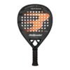 Der Bullpadel Vertex 04 Hybrid 2025 Padelschläger zeichnet sich durch eine moderne schwarz-orange Ästhetik aus, die durch eine perforierte Oberfläche und einen strukturierten Griff hervorgehoben wird. Das auffällige „Vertex“-Branding wertet das klassische „Bullpadel“-Logo auf und bietet Padel-Fans sowohl Stil als auch Funktionalität.