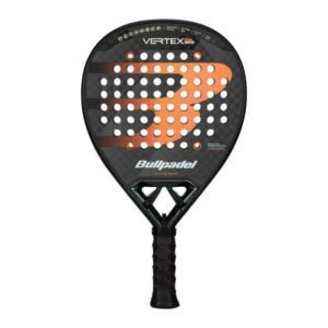 Der Bullpadel Vertex 04 Hybrid 2025 Padelschläger zeichnet sich durch eine moderne schwarz-orange Ästhetik aus, die durch eine perforierte Oberfläche und einen strukturierten Griff hervorgehoben wird. Das auffällige „Vertex“-Branding wertet das klassische „Bullpadel“-Logo auf und bietet Padel-Fans sowohl Stil als auch Funktionalität.