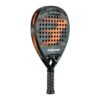 Der Bullpadel Vertex 04 Hybrid 2025 Padelschläger besticht durch ein auffälliges schwarz-orangefarbenes Design, das Marke und Modell deutlich zur Geltung bringt. Er verfügt über eine strukturierte Oberfläche mit kreisförmigen Löchern zur besseren Kontrolle und verfügt über einen umwickelten Griff für zusätzlichen Komfort.