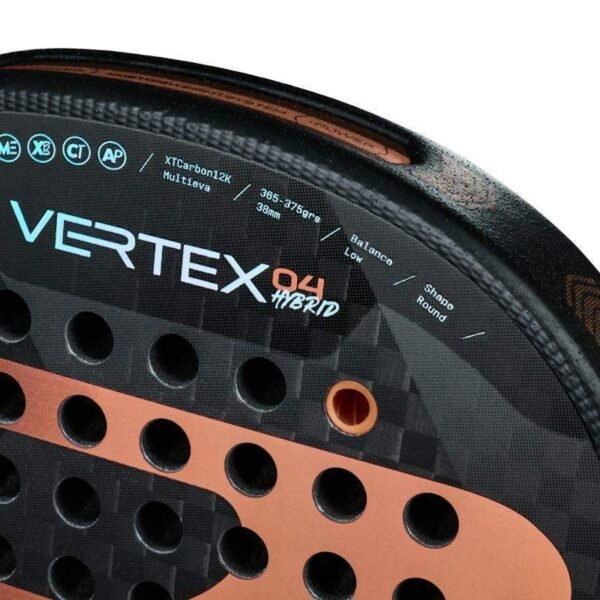 Nahaufnahme eines Bullpadel Vertex 04 Hybrid 2025 Padelschlägers. Das schwarz-orange Design zeichnet sich durch deutliche runde Löcher aus und zeigt auf seiner Oberfläche dezent Spezifikationen wie Carbonmaterial und Gewicht an.