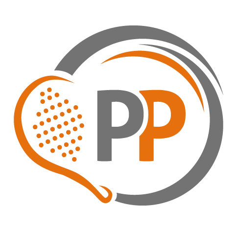 Ein stilisiertes Logo mit einem Pickleball-Schläger mit orangefarbenen gepunkteten Akzenten auf der linken Seite und den Buchstaben „PP“ in der Mitte, umschlossen von einem Teilkreis. Die Farben sind hauptsächlich Grau und Orange.